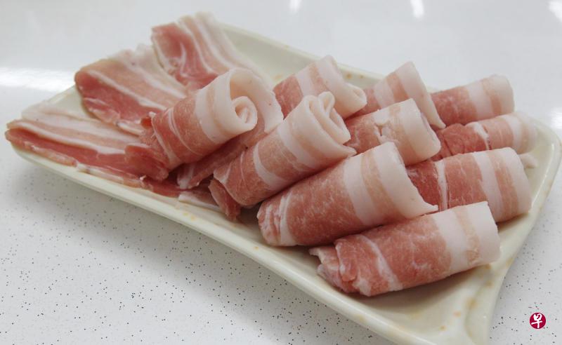 煮猪肉、鸡肉等肉类,应确保完全煮熟。(档案照) 煮猪肉、鸡肉等肉类,应确保完全煮熟。(档案照)
