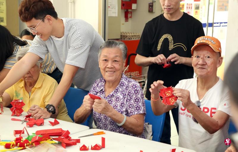 黄亚妹和林兴发与其他年长者聚集在狮子乐龄之友协会于锦茂区开设的乐龄活动中心,向义工们学用红包做纸灯笼。 黄亚妹和林兴发与其他年长者聚集在狮子乐龄之友协会于锦茂区开设的乐龄活动中心,向义工们学用红包做纸灯笼。