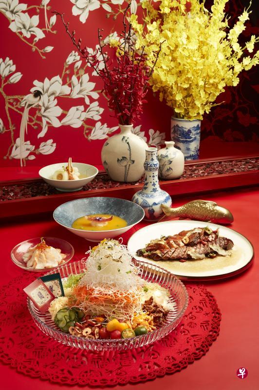 祥龙飞舞百花飘香捞生,脆皮当归烧鸭和金汤鱼绣球配西班牙火腿。 祥龙飞舞百花飘香捞生,脆皮当归烧鸭和金汤鱼绣球配西班牙火腿。