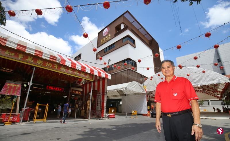 韮菜芭城隍庙联谊会总务陈添来背后的五层楼高韮菜芭城隍庙综合大楼,刚取得临时入伙准证。(谢智扬摄) 韮菜芭城隍庙联谊会总务陈添来背后的五层楼高韮菜芭城隍庙综合大楼,刚取得临时入伙准证。(谢智扬摄)