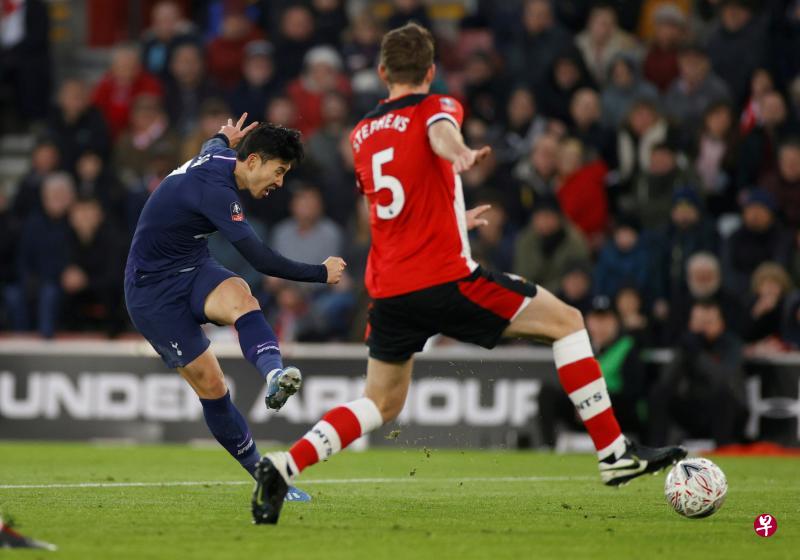 孙兴慜(左)的进球为热刺拔下头筹,却无法摘下胜果。(路透社) 孙兴慜(左)的进球为热刺拔下头筹,却无法摘下胜果。(路透社)