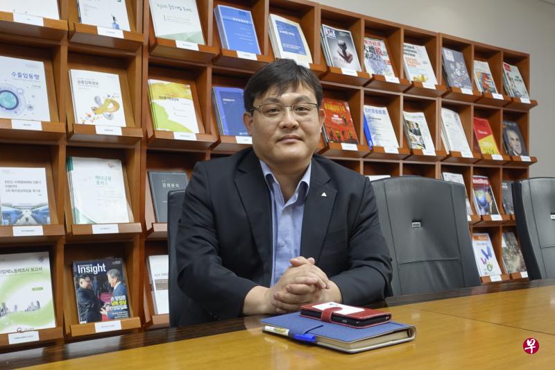 韩国现代研究院经济研究所副所长朱源认为,中小国家人才不足、资本有限,应该培养冠军中小企业,在全球赢得影响力与市场份额。(陈迎竹摄) 韩国现代研究院经济研究所副所长朱源认为,中小国家人才不足、资本有限,应该培养冠军中小企业,在全球赢得影响力与市场份额。(陈迎竹摄)