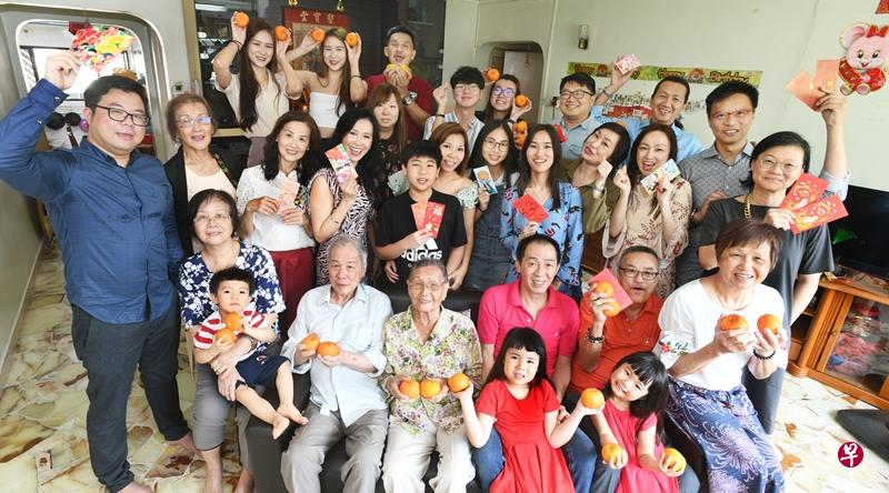 全家人幸福洋溢,每逢年初二都会吃团圆饭。(蔡振鸿摄) 全家人幸福洋溢,每逢年初二都会吃团圆饭。(蔡振鸿摄)