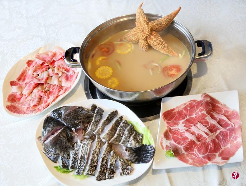 新鲜的鱼片、肉类涮火锅,健康又美味。(档案照) 新鲜的鱼片、肉类涮火锅,健康又美味。(档案照)