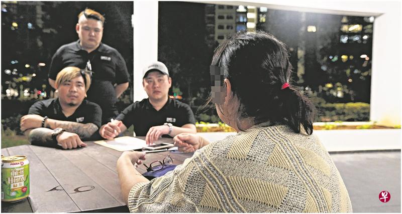 陈女士一度想不开,而余先生(右二)和许先生接到陈女士电话后,立即赶下去开导她,并答应免费帮她追回债务。(庄耿闻摄) 陈女士一度想不开,而余先生(右二)和许先生接到陈女士电话后,立即赶下去开导她,并答应免费帮她追回债务。(庄耿闻摄)