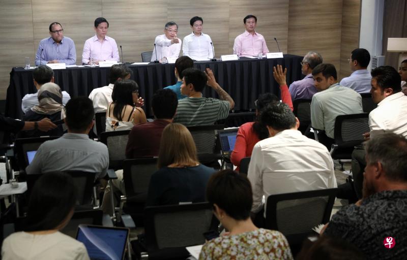 政府跨部门抗炎工作小组昨天召开记者会,宣布三项应对武汉肺炎的新措施。左起为通讯及新闻部长易华仁、贸工部长陈振声、卫生部长颜金勇、国家发展部长兼财政部第二部长黄循财,以及教育部长王乙康。(林泽锐摄) 政府跨部门抗炎工作小组昨天召开记者会,宣布三项应对武汉肺炎的新措施。左起为通讯及新闻部长易华仁、贸工部长陈振声、卫生部长颜金勇、国家发展部长兼财政部第二部长黄循财,以及教育部长王乙康。(林泽锐摄)