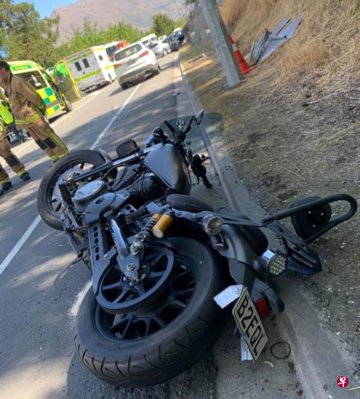新加坡籍田姓男子在新西兰开车时,不知何故撞上一辆电单车,过后再撞上一辆汽车,酿成一死二伤。图为涉案电单车倒在路旁。(取自面簿) 新加坡籍田姓男子在新西兰开车时,不知何故撞上一辆电单车,过后再撞上一辆汽车,酿成一死二伤。图为涉案电单车倒在路旁。(取自面簿)