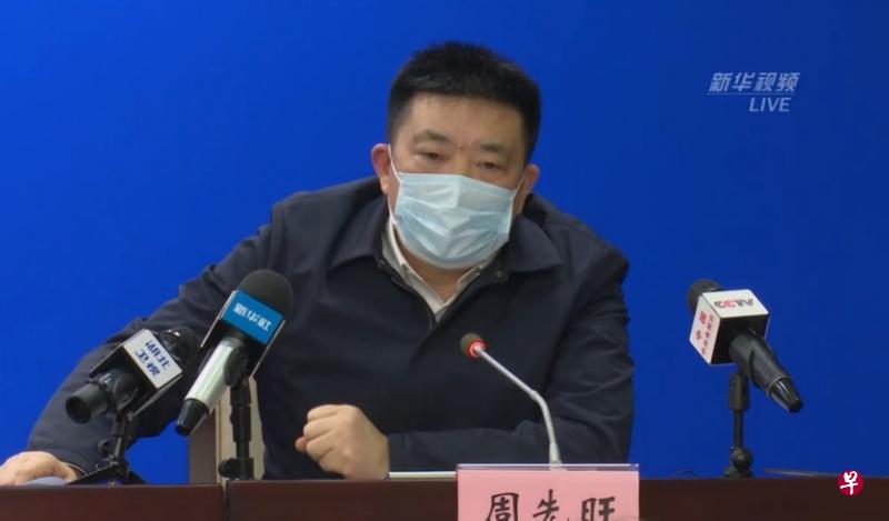 武汉市长周先旺前晚在网络直播的记者会上,把口罩上下戴反了。(互联网) 武汉市长周先旺前晚在网络直播的记者会上,把口罩上下戴反了。(互联网)