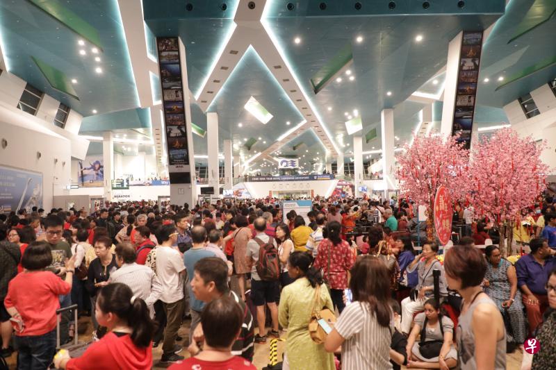 一艘开来我国的游轮,大年初一传出有两名中国籍游客疑似出现发烧症状,游轮之后因为须要消毒等延后出发,导致滨海湾游轮中心数千名游客受影响,延误约两小时才能登船。(档案照片) 一艘开来我国的游轮,大年初一传出有两名中国籍游客疑似出现发烧症状,游轮之后因为须要消毒等延后出发,导致滨海湾游轮中心数千名游客受影响,延误约两小时才能登船。(档案照片)