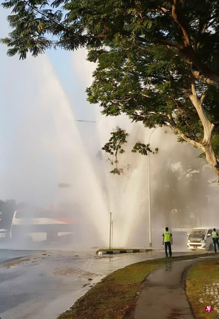 地下水管爆裂,水柱直冲天空。(受访者提供) 地下水管爆裂,水柱直冲天空。(受访者提供)