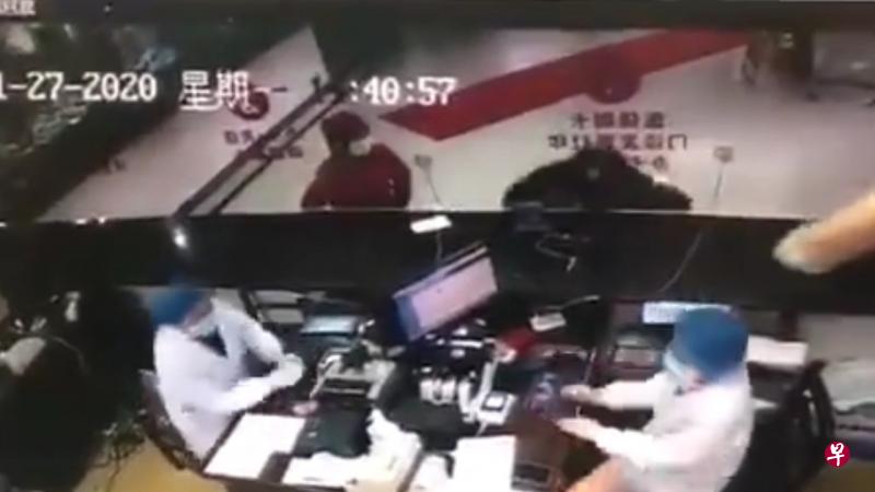 男子摘下口罩后,对着柜台内的医护人员不停咳嗽。(视频截图) 男子摘下口罩后,对着柜台内的医护人员不停咳嗽。(视频截图)