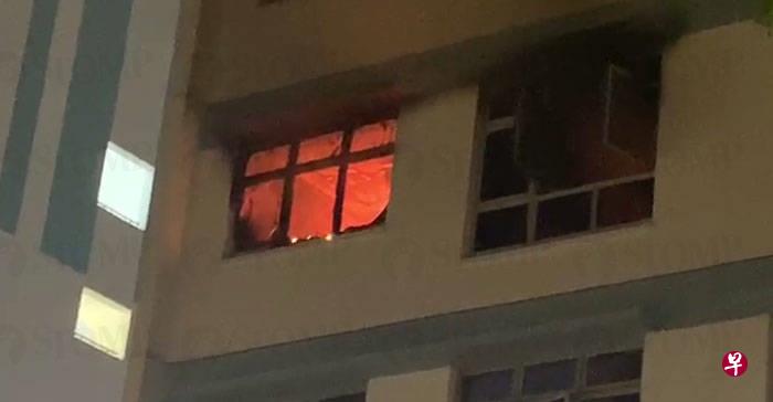 安谷路第351C座组屋四楼的一个单位失火。(Stomp网站截图) 安谷路第351C座组屋四楼的一个单位失火。(Stomp网站截图)