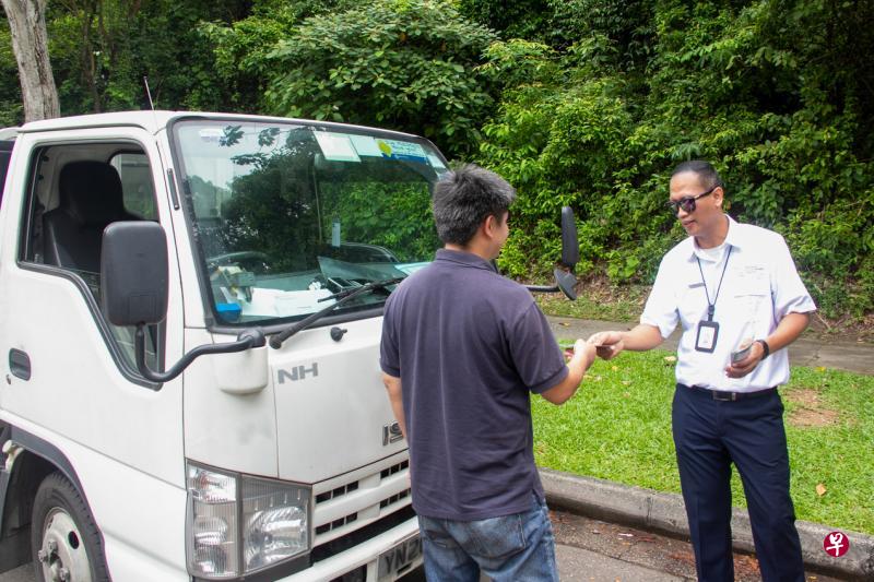 国家环境局人员近年来加强宣导,让更多驾车者知道停车不熄掉引擎的相关条例,希望本地驾驶者能养成停车时关掉引擎的好习惯。(国家环境局提供) 国家环境局人员近年来加强宣导,让更多驾车者知道停车不熄掉引擎的相关条例,希望本地驾驶者能养成停车时关掉引擎的好习惯。(国家环境局提供)