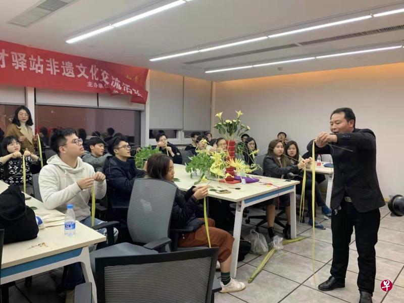 非物质文化遗产体验——棕编。(国大提供) 非物质文化遗产体验——棕编。(国大提供)