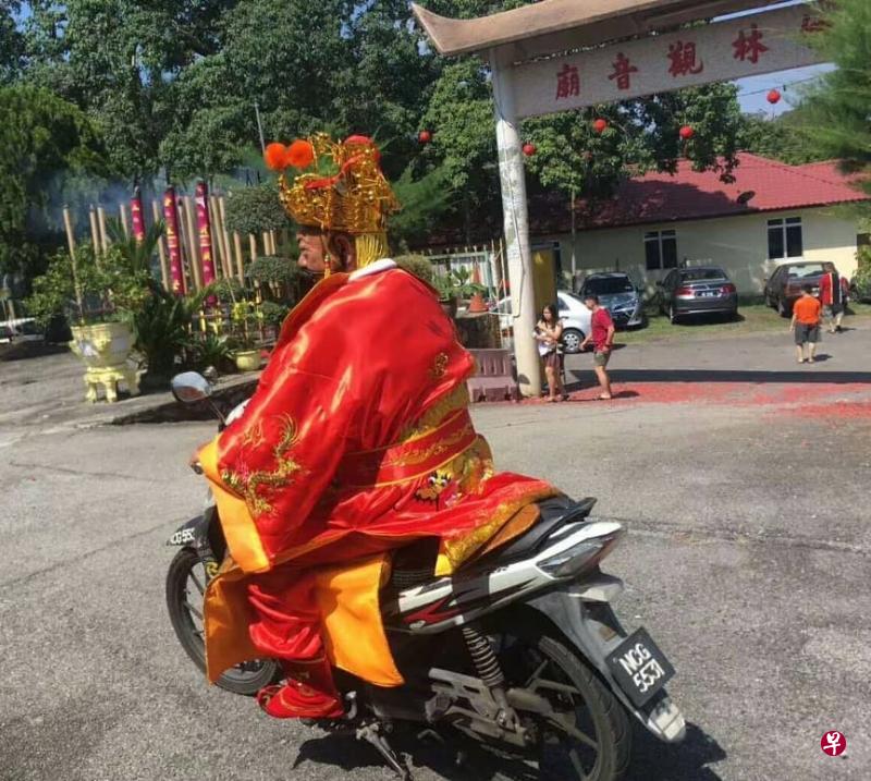 财神爷大年初一骑着电单车兜圈，结果“5531”梅开二度，在多多和万能跳字开出头奖。（星洲日报）
