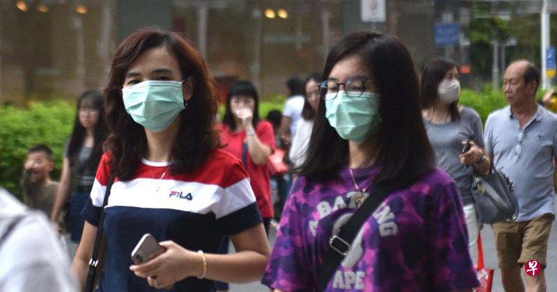 政府将从本周六(2月1日)起分发520万个口罩给137万户本地家庭。(档案照) 政府将从本周六(2月1日)起分发520万个口罩给137万户本地家庭。(档案照)