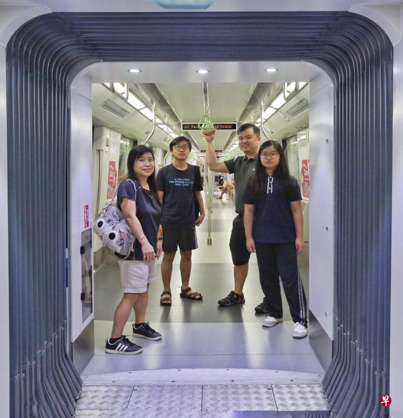 过去因公共交通不方便,住在武吉班让的马荣华(右二)原本几乎以车代步,不过滨海市区线投入运作后为他和家人的日常生活带来不少便利,因此在四年前选择放弃拥车,改搭公交出行。(特约陈福洲摄) 过去因公共交通不方便,住在武吉班让的马荣华(右二)原本几乎以车代步,不过滨海市区线投入运作后为他和家人的日常生活带来不少便利,因此在四年前选择放弃拥车,改搭公交出行。(特约陈福洲摄)