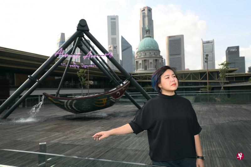 中国当代艺术家曹斐在新加坡国家美术馆五楼的黄廷方屋顶花园展厅呈现雕塑装置《浮槎》。（艺术家提供）