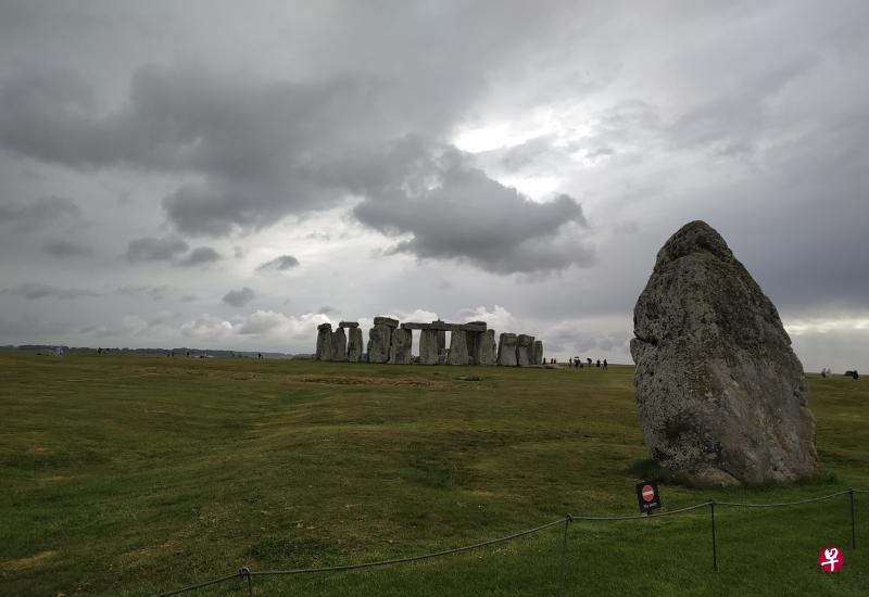 脚跟石后的石阵。 脚跟石后的石阵。