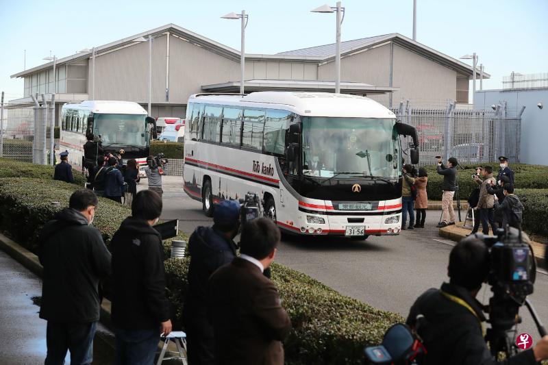 搭乘包机回返东京的日侨,下机后就被安排乘巴士到国立国际医疗研究中心接受检查。检测结果即使呈阴性,当局也强烈要求他们两周内尽量避免外出。(法新社) 搭乘包机回返东京的日侨,下机后就被安排乘巴士到国立国际医疗研究中心接受检查。检测结果即使呈阴性,当局也强烈要求他们两周内尽量避免外出。(法新社)
