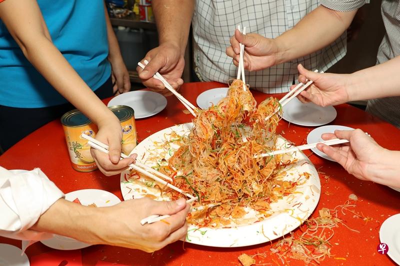 过新年捞鱼生,喜气洋洋,但也要注意食物卫生。(档案照) 过新年捞鱼生,喜气洋洋,但也要注意食物卫生。(档案照)