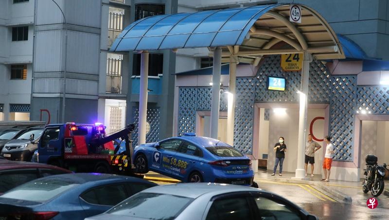 记者与受访邻居、接班司机,都与涉事德士保持距离。(刘启成摄) 记者与受访邻居、接班司机,都与涉事德士保持距离。(刘启成摄)