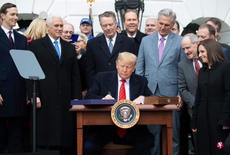 约400名美国工人、农民、企业代表以及国会议员和墨西哥、加拿大官员等人星期三(29日)在白宫南草坪举行的仪式上,见证美国总统特朗普签署美墨加协定。(法新社) 约400名美国工人、农民、企业代表以及国会议员和墨西哥、加拿大官员等人星期三(29日)在白宫南草坪举行的仪式上,见证美国总统特朗普签署美墨加协定。(法新社)