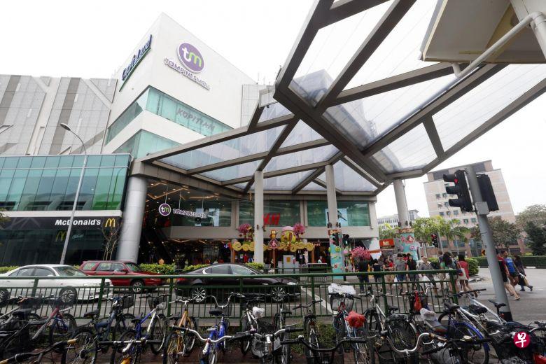 一名26岁印度籍男工人在清洗淡滨尼广场天花板上的走道时,不知何故摔倒,在跌落天花板后,送院后身亡。(档案照) 一名26岁印度籍男工人在清洗淡滨尼广场天花板上的走道时,不知何故摔倒,在跌落天花板后,送院后身亡。(档案照)