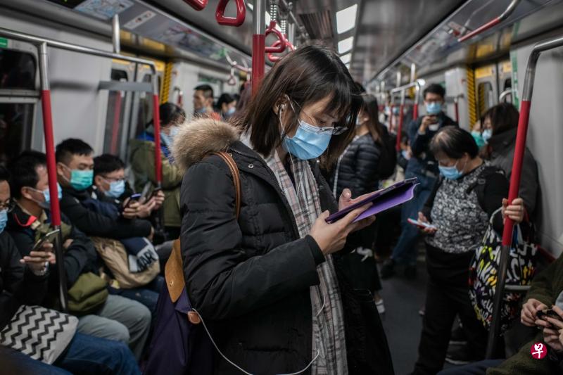 为防范人传人病例,许多香港民众都戴口罩。(彭博社) 为防范人传人病例,许多香港民众都戴口罩。(彭博社)
