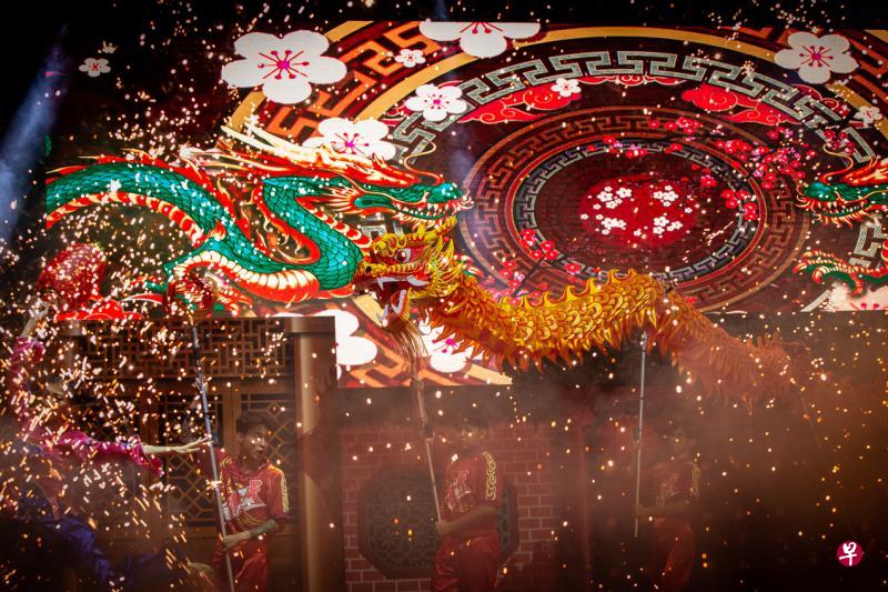 “金龙炫舞”烟花龙舞首次在新加坡亮相。(主办方提供) “金龙炫舞”烟花龙舞首次在新加坡亮相。(主办方提供)