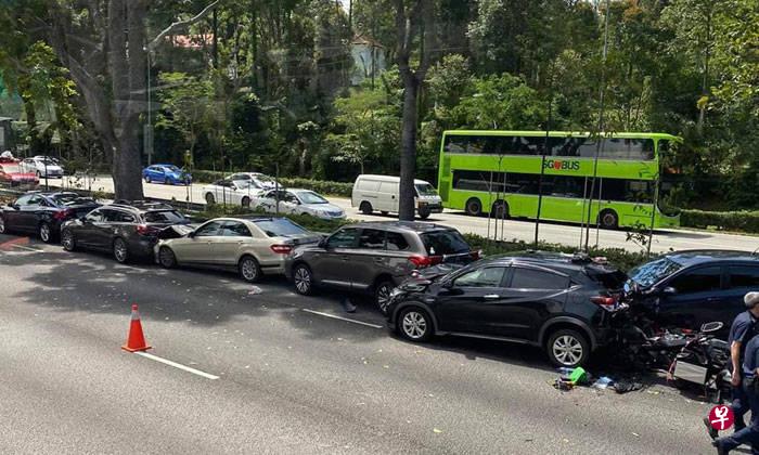 亚逸拉惹快速公路发生车祸,六辆轿车和两辆电单车连环撞。(stomp) 亚逸拉惹快速公路发生车祸,六辆轿车和两辆电单车连环撞。(stomp)