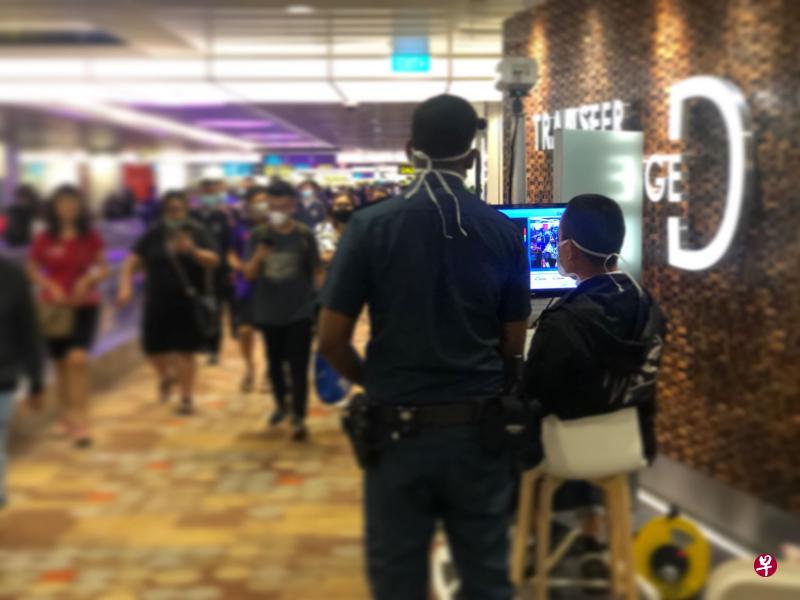 2月1日晚上11时59分起,所有过去14天曾到中国大陆的旅客,不论国籍,均不得入境新加坡。图为刚下飞机的旅客们走过樟宜机场的体温检测器。(马华卿摄) 2月1日晚上11时59分起,所有过去14天曾到中国大陆的旅客,不论国籍,均不得入境新加坡。图为刚下飞机的旅客们走过樟宜机场的体温检测器。(马华卿摄)