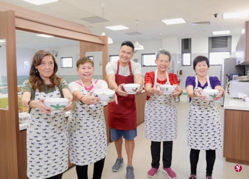 李南星拍《爱星料理》节目亲煮“李氏祖传秘方”鱼粥给安娣们享用。(受访者) 李南星拍《爱星料理》节目亲煮“李氏祖传秘方”鱼粥给安娣们享用。(受访者)