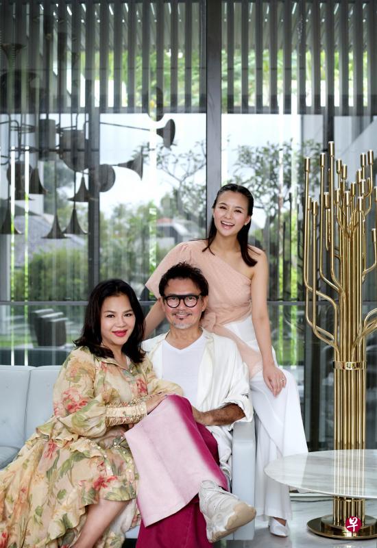 黄馨慧(右)步上父母后尘往美容业发展,她借鉴父亲黄传兴(中)和母亲叶佩芳(左)丰富的创业经验。(龙国雄摄) 黄馨慧(右)步上父母后尘往美容业发展,她借鉴父亲黄传兴(中)和母亲叶佩芳(左)丰富的创业经验。(龙国雄摄)