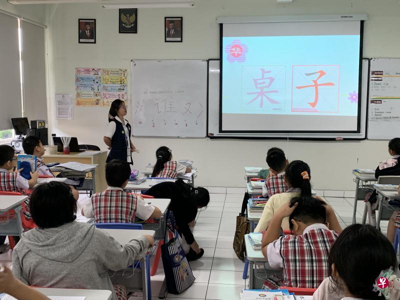 位于雅加达西区的八华学校小三学生上华文课。(沈泽玮摄) 位于雅加达西区的八华学校小三学生上华文课。(沈泽玮摄)