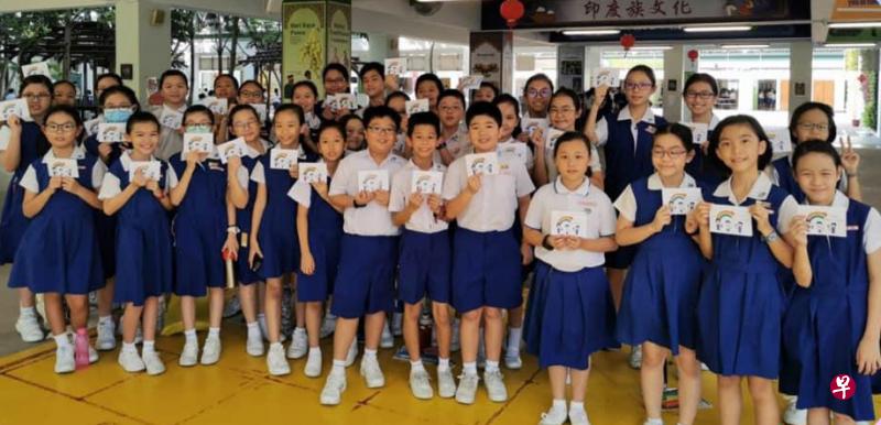 菩提学校的学生制作了56张感恩卡,计划送到中央医院,对站在前线的医疗人员表示感激。(受访者提供) 菩提学校的学生制作了56张感恩卡,计划送到中央医院,对站在前线的医疗人员表示感激。(受访者提供)