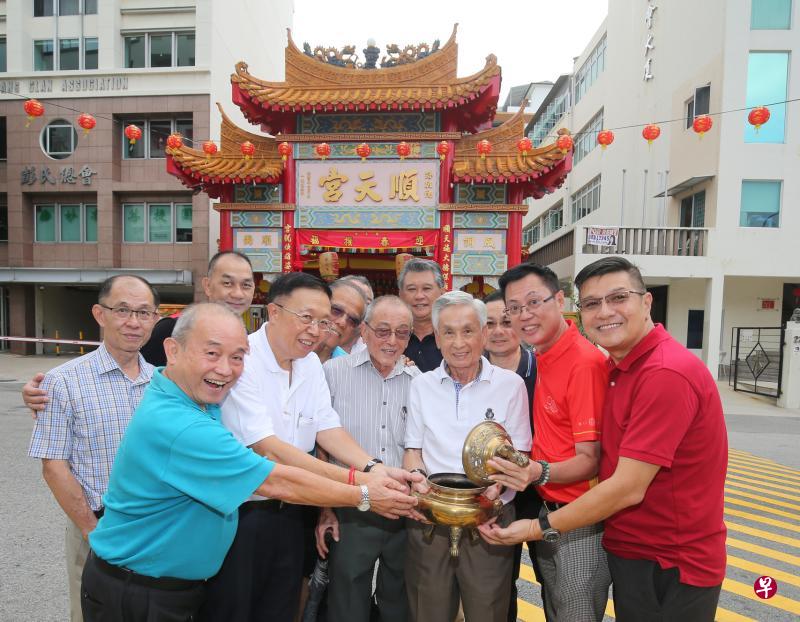 顺天宫的董事们无意间找到一个炉底款识写着“大明宣德年制”的香炉。(唐家鸿摄) 顺天宫的董事们无意间找到一个炉底款识写着“大明宣德年制”的香炉。(唐家鸿摄)