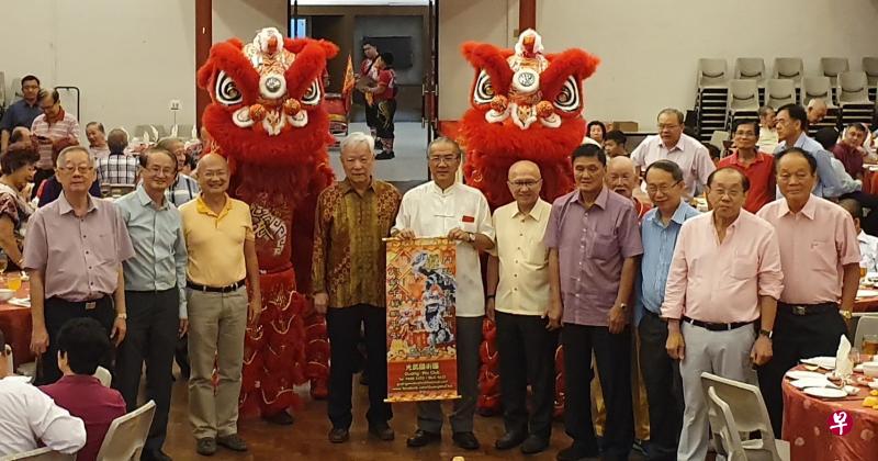 海南会馆会长潘家海(左五)带领琼崖王氏祠主席王振胡(左起)、琼崖杨氏公会会长杨林春、琼崖黄氏公会会长黄循堂、海南会馆第三副会长陈泽平、海南会馆第一副会长庞琳、海南陈氏公会会长陈嘉兆、海南何氏公会会长何子煌、海南会馆组织部主任林鸿龙和琼联声剧社社长符青云,一起出席新春团拜。(陈爱薇摄) 海南会馆会长潘家海(左五)带领琼崖王氏祠主席王振胡(左起)、琼崖杨氏公会会长杨林春、琼崖黄氏公会会长黄循堂、海南会馆第三副会长陈泽平、海南会馆第一副会长庞琳、海南陈氏公会会长陈嘉兆、海南何氏公会会长何子煌、海南会馆组织部主任林鸿龙和琼联声剧社社长符青云,一起出席新春团拜。(陈爱薇摄)