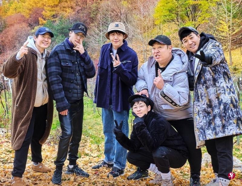 《两天一夜》第四季形式不变,但新组合火速被观众接受。左起:延政勋、Ravi、金宣虎、DinDin(蹲者)、文世允、金钟旼。(互联网) 《两天一夜》第四季形式不变,但新组合火速被观众接受。左起:延政勋、Ravi、金宣虎、DinDin(蹲者)、文世允、金钟旼。(互联网)