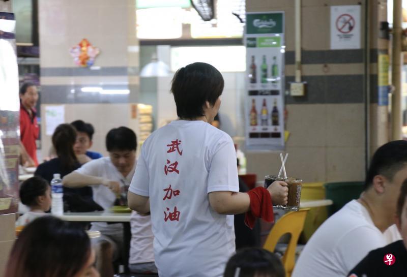 咖啡店老板印制70件自己设计的T恤,为武汉人民打气。(邬福粱摄) 咖啡店老板印制70件自己设计的T恤,为武汉人民打气。(邬福粱摄)