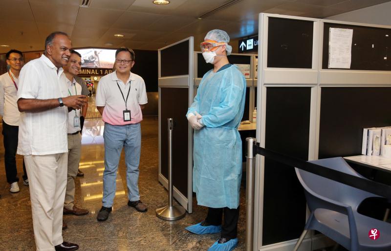 内政部长兼律政部长尚穆根(左一)昨天亲临樟宜机场第一搭客大厦,了解边境检疫工作,为驻守前线的医护人员打气。(唐家鸿摄) 内政部长兼律政部长尚穆根(左一)昨天亲临樟宜机场第一搭客大厦,了解边境检疫工作,为驻守前线的医护人员打气。(唐家鸿摄)