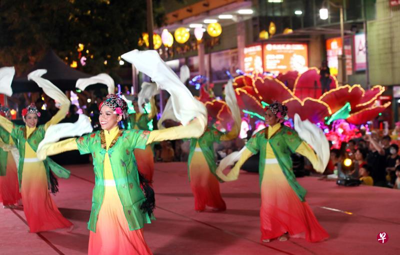 牛车水2020妆艺夜间嘉年华昨晚举行,今年有来自俄罗斯、越南和马来西亚等国家的表演,我国代表则呈献婀娜多姿的华族传统舞蹈表演。(邝启聪摄) 牛车水2020妆艺夜间嘉年华昨晚举行,今年有来自俄罗斯、越南和马来西亚等国家的表演,我国代表则呈献婀娜多姿的华族传统舞蹈表演。(邝启聪摄)