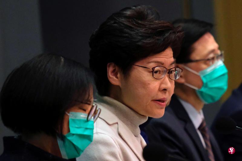 香港特首林郑月娥今天宣布,除了香港国际机场、深圳湾,以及港珠澳大桥三个口岸,其他口岸将从明天凌晨起关闭。(路透社) 香港特首林郑月娥今天宣布,除了香港国际机场、深圳湾,以及港珠澳大桥三个口岸,其他口岸将从明天凌晨起关闭。(路透社)