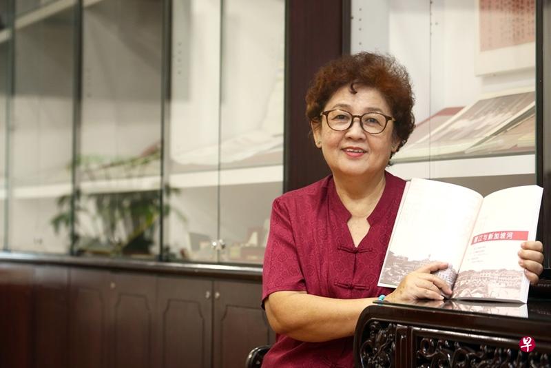 《江河情缘》的作者彭丽儿著书希望能为刻苦的估俚留下记录。(陈斌勤摄) 《江河情缘》的作者彭丽儿著书希望能为刻苦的估俚留下记录。(陈斌勤摄)