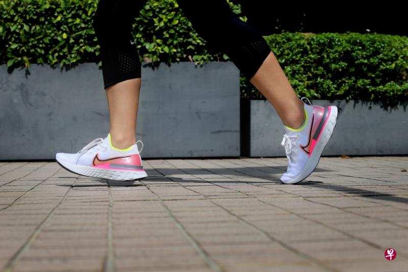 Nike React Infinity Run跑鞋旨在减少运动伤害,通过生物力学和缓震科技,让跑者在跑步时得到更稳定的支撑。(严宣融摄) Nike React Infinity Run跑鞋旨在减少运动伤害,通过生物力学和缓震科技,让跑者在跑步时得到更稳定的支撑。(严宣融摄)