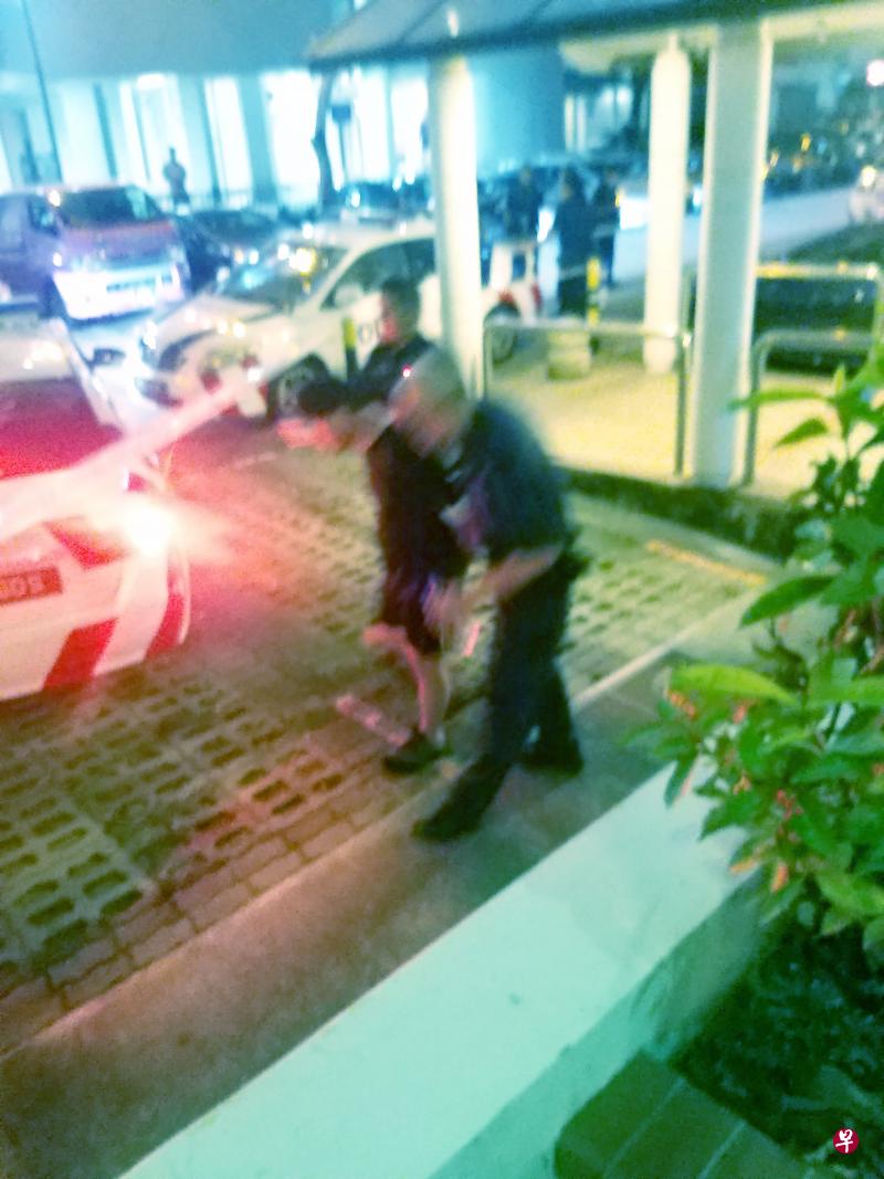 涉案男子被到场的警方逮捕。(受访者提供) 涉案男子被到场的警方逮捕。(受访者提供)
