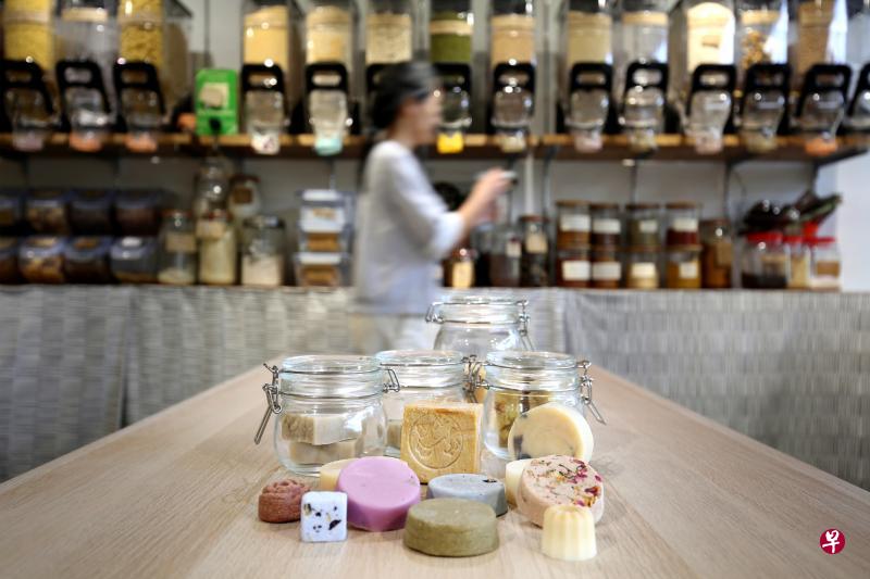 “裸买”商店Eco.Le店主唐慧贤认为市贩洗发精太强效,她在店内提供的零塑洗发剂包括本地品牌Oasis:Skin和Artisan Garden的洗发皂。 “裸买”商店Eco.Le店主唐慧贤认为市贩洗发精太强效,她在店内提供的零塑洗发剂包括本地品牌Oasis:Skin和Artisan Garden的洗发皂。