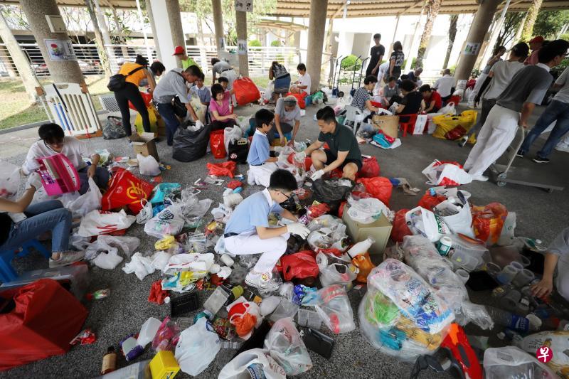 2018年,本地制造了约94万9000公吨塑料垃圾,占总垃圾量的12%,其中4%塑料垃圾被回收,大部分是干净和同质的工业塑料,或经材料回收设施分类的家庭可回收物品。图为慈济义工去年在回收站分类垃圾。(档案照片) 2018年,本地制造了约94万9000公吨塑料垃圾,占总垃圾量的12%,其中4%塑料垃圾被回收,大部分是干净和同质的工业塑料,或经材料回收设施分类的家庭可回收物品。图为慈济义工去年在回收站分类垃圾。(档案照片)