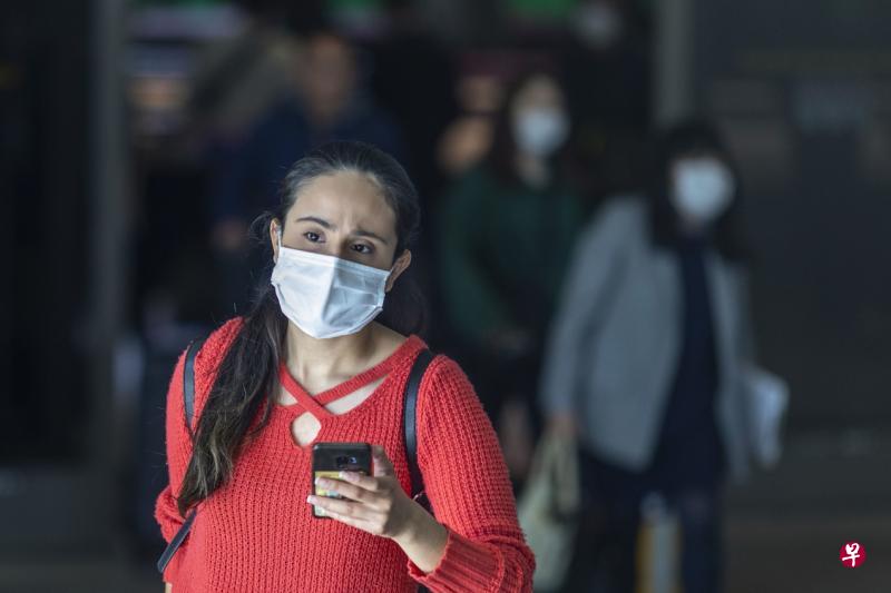 戴上口罩的游客抵达美国洛杉矶国际机场。美国将新冠肺炎定为为“突发性公共卫生事件”。(法新社) 戴上口罩的游客抵达美国洛杉矶国际机场。美国将新冠肺炎定为为“突发性公共卫生事件”。(法新社)