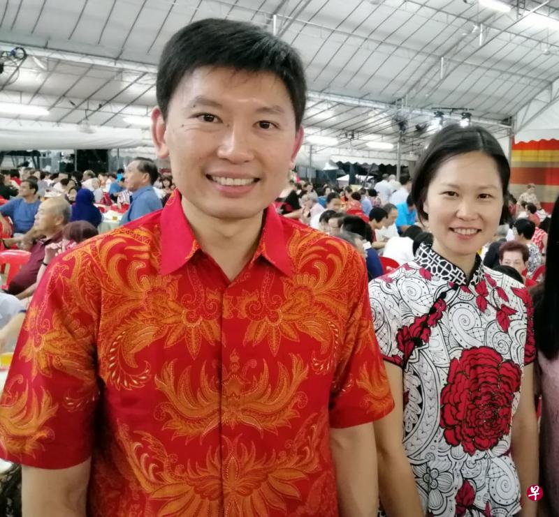 我国首名女准将颜晓芳出现在碧山—大巴窑集选区一个社区活动上，她在晚宴上不穿军装而是一身花色旗袍，与一桌桌居民打招呼。（读者提供）